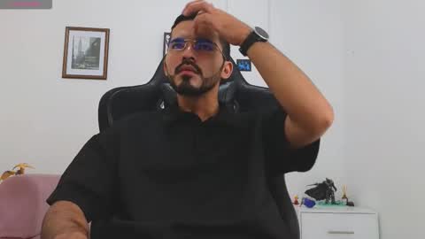 alejandroo_7 online show from October 11, 2025, 2:04 pm