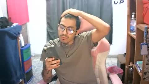 alejandropppzz online show from February 16, 2025, 10:43 am