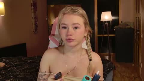 Snapshot of aleksalore chatting on March 1, 2025, 4:04 am Lexi online show from March 1, 2025, 4:04 am