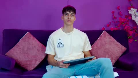 Alessio online show from November 28, 2025, 12:19 pm