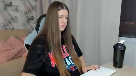 Aletta Oushen online show from October 7, 2025, 12:24 pm