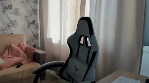 Aletta Oushen online show from October 19, 2025, 9:10 am