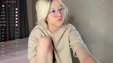 alettaevee online show from March 24, 2026, 1:32 am