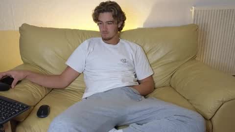 Snapshot of alex83530 chatting on October 25, 2025, 9:50 am Alex83530 online show from October 25, 2025, 9:50 am