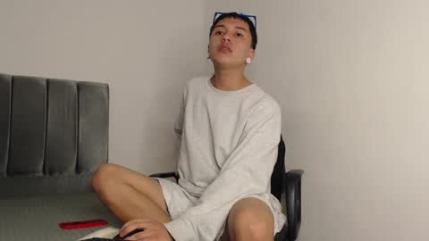 Snapshot of alex__lover chatting on December 11, 2024, 1:37 am Owen online show from December 11, 2024, 1:37 am