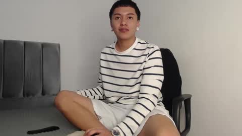 Snapshot of alex__lover chatting on December 27, 2024, 1:22 am Owen online show from December 27, 2024, 1:22 am