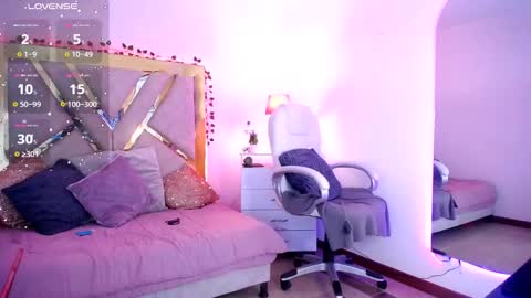 Snapshot of alexamoon__ chatting on October 10, 2025, 5:56 pm Alexa Moon online show from October 10, 2025, 5:56 pm