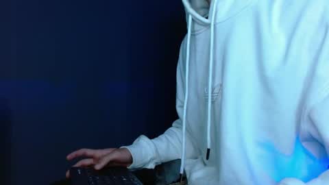 Snapshot of alexgiraldo__ chatting on May 4, 2026, 12:23 pm alexgiraldo__ online show from May 4, 2026, 12:23 pm