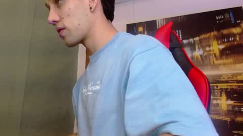Snapshot of alexgiraldo__ chatting on May 6, 2026, 12:54 pm alexgiraldo__ online show from May 6, 2026, 12:54 pm