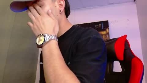 Snapshot of alexgiraldo__ chatting on May 17, 2026, 12:01 pm alexgiraldo__ online show from May 17, 2026, 12:01 pm
