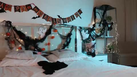 Alexina online show from October 19, 2025, 5:52 am