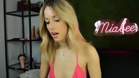 alexisbanx online show from December 15, 2025, 2:54 pm