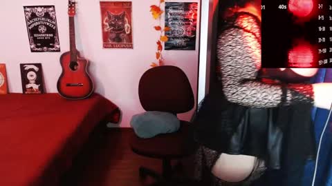 Snapshot of alicce_moon_ chatting on January 2, 2025, 3:40 pm   online show from January 2, 2025, 3:40 pm