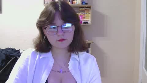 Snapshot of alice_glamour chatting on March 26, 2026, 4:23 pm alice_glamour online show from March 26, 2026, 4:23 pm