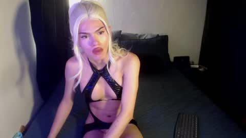 alice_m00nn online show from May 11, 2026, 4:04 pm