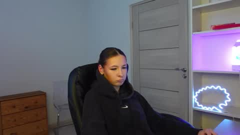 ALICE SPEAR online show from February 15, 2026, 2:47 pm