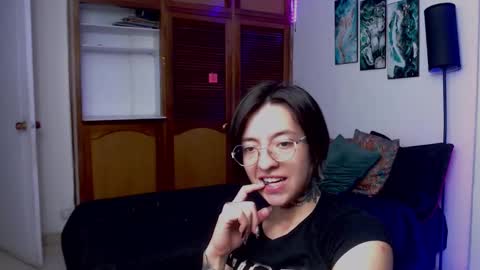 alicee_logan_ online show from November 12, 2025, 2:01 am