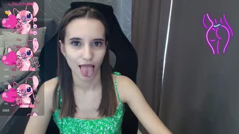 Snapshot of aliceweiss_ chatting on November 6, 2025, 10:38 am Alice online show from November 6, 2025, 10:38 am