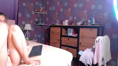 alicewetsquirt online show from May 8, 2026, 10:04 pm