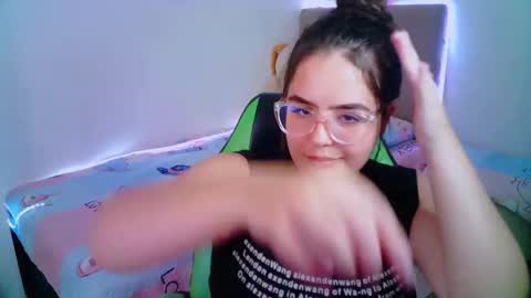 Snapshot of alicia_hotxx chatting on February 3, 2025, 6:39 pm alison online show from February 3, 2025, 6:39 pm