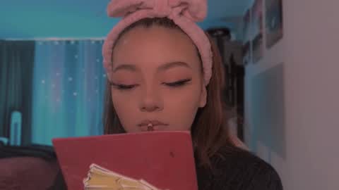 aliciawonderland__ online show from February 27, 2025, 4:10 pm