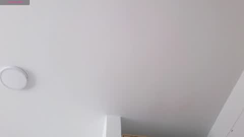 aliciia_23 online show from April 22, 2026, 8:21 pm