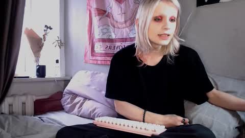 Snapshot of alien_bella chatting on February 27, 2026, 12:27 pm Alien Bella online show from February 27, 2026, 12:27 pm