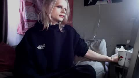 Snapshot of alien_bella chatting on March 20, 2026, 8:52 am Alien Bella online show from March 20, 2026, 8:52 am