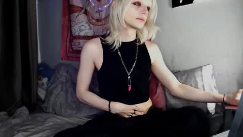 Snapshot of alien_bella chatting on May 14, 2026, 11:55 pm Alien Bella online show from May 14, 2026, 11:55 pm