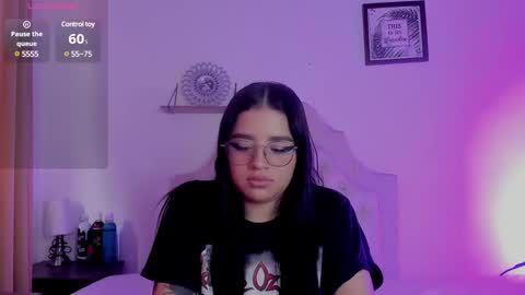 aliice_walker_ online show from February 3, 2025, 3:17 pm