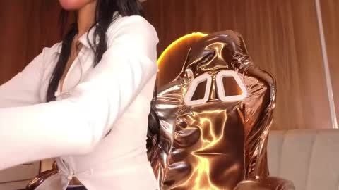 alina_b_ online show from April 22, 2026, 8:32 pm