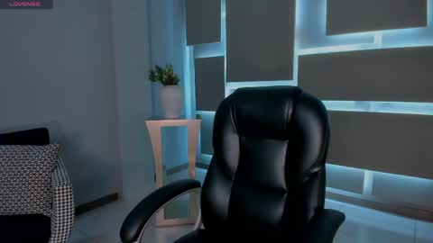 alinakravitz_ online show from May 9, 2026, 11:37 am