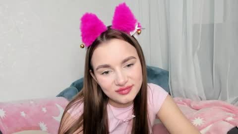 Snapshot of alinaluxxx chatting on April 21, 2026, 8:01 pm Alina online show from April 21, 2026, 8:01 pm