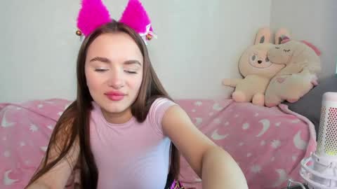 Snapshot of alinaluxxx chatting on May 6, 2026, 7:13 am Alina online show from May 6, 2026, 7:13 am