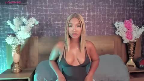 Alison Moon  online show from November 27, 2025, 8:22 pm