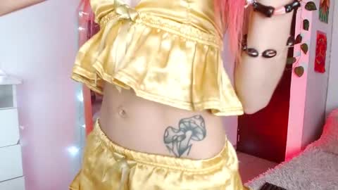 alissesallie_ online show from December 6, 2024, 5:53 am