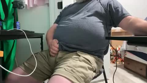 Allergictolove online show from November 3, 2025, 8:32 pm