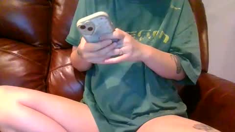 Snapshot of alliebearx chatting on November 7, 2025, 4:40 pm alliebearx online show from November 7, 2025, 4:40 pm