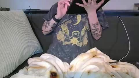 alliebearx online show from April 30, 2026, 2:29 am