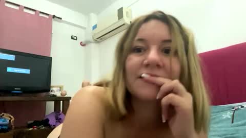 Snapshot of allisonlove2 chatting on April 13, 2026, 5:02 am allisonlove2 online show from April 13, 2026, 5:02 am