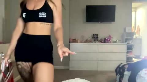 Snapshot of allymaeeee chatting on October 17, 2025, 1:09 am Ally Mae online show from October 17, 2025, 1:09 am