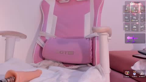 Snapshot of allyson_petite chatting on October 21, 2025, 8:42 pm Allyson online show from October 21, 2025, 8:42 pm