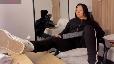 ALMA FENIX  online show from December 5, 2025, 1:09 pm