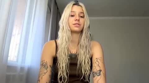 Snapshot of almetazorc chatting on September 23, 2025, 7:44 am Arina online show from September 23, 2025, 7:44 am