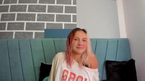 Snapshot of alterego1__ chatting on October 14, 2025, 11:44 am Alter  online show from October 14, 2025, 11:44 am