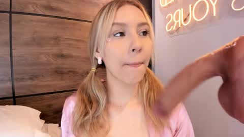 Snapshot of alyamonroe chatting on October 21, 2025, 11:00 am Alya online show from October 21, 2025, 11:00 am