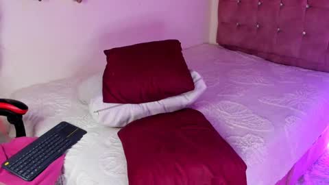 Snapshot of alyn__miller chatting on April 8, 2026, 3:23 pm Elyn online show from April 8, 2026, 3:23 pm