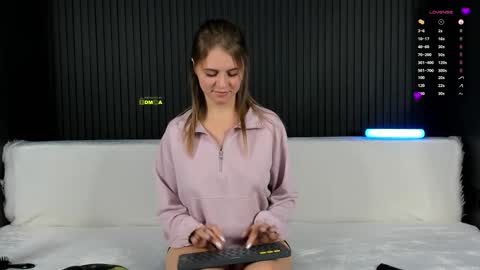 Alena online show from October 27, 2025, 2:32 pm