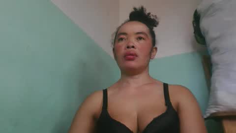 Snapshot of alypierette chatting on April 1, 2026, 6:14 am alypierette online show from April 1, 2026, 6:14 am