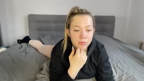 Snapshot of alyrasun chatting on March 18, 2026, 6:27 am Al online show from March 18, 2026, 6:27 am